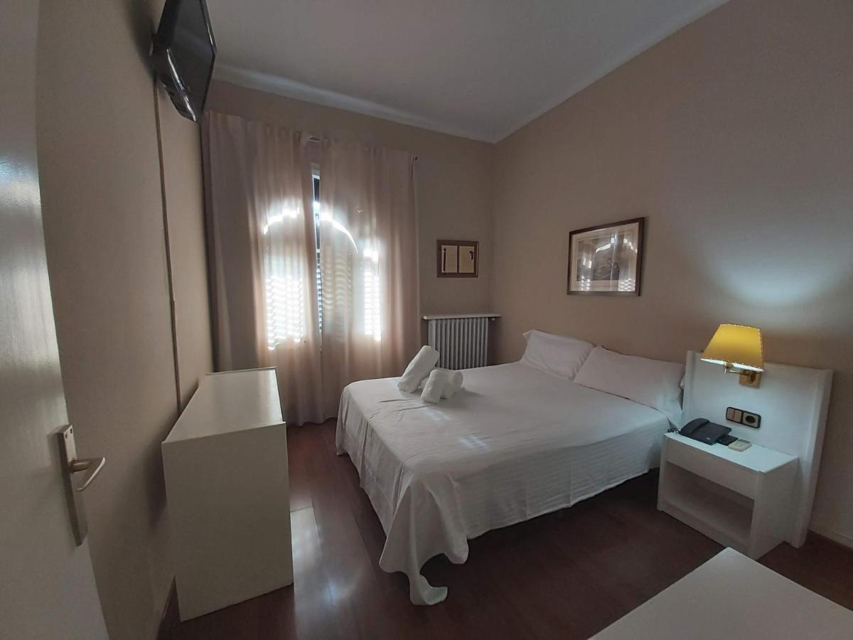 Hotel El Castell Sant Boi de Llobregat Exterior foto